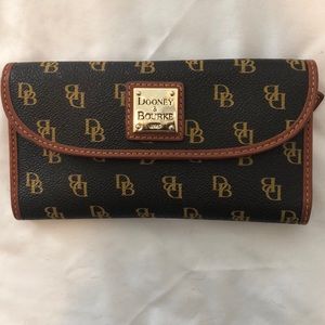 Dooney & Bourke wallet